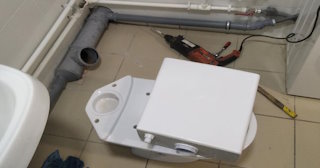 Установка напольного унитаза в Оренбурге: монтаж под ключ от СантехДомРнб от 5256 рублей.